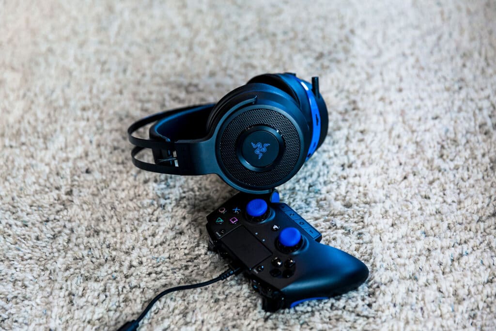 نمای کنار از هدست گیمینگ ریزر مدل Thresher Ultimate for PS4 7.1